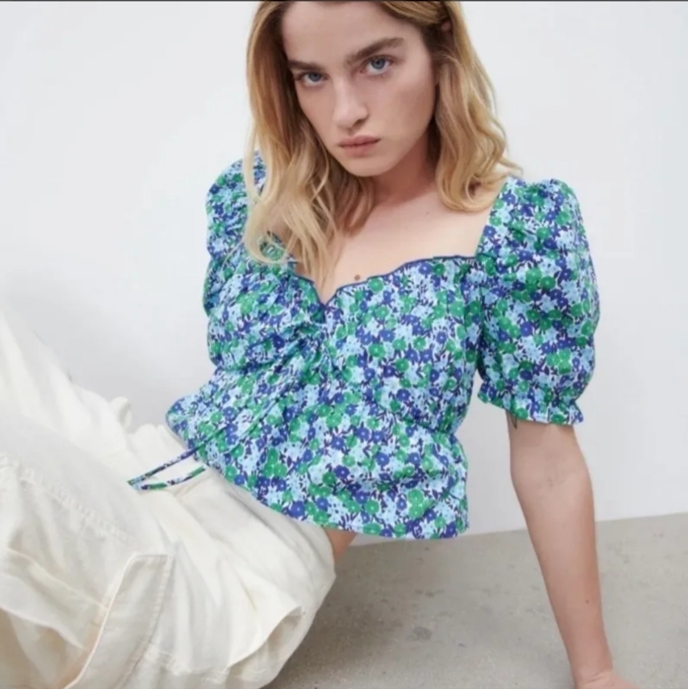 Zara  dainty ditsy floral puff short sleeve crop. Blue, green, purple, Small